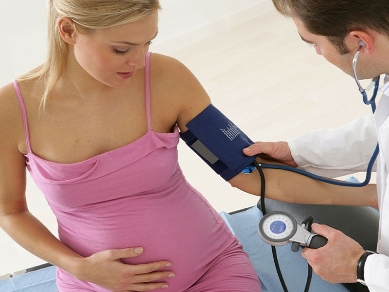 Tăng huyết áp là dấu hiệu sớm phát hiện nhiễm độc thai nghén 